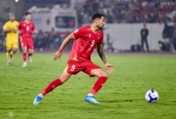 Vietnam naturalized midfielder Do Hoang Hen in action during the match against Malaysia, his first official game for the Vietnam national team. Photo by VnExpress/Giang Huy
