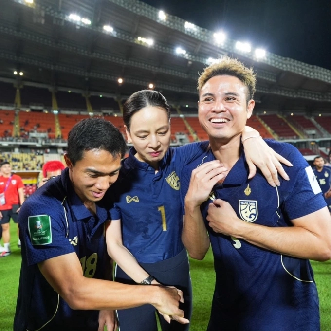 Madam Pang gets emotional during the celebration with Thailand players after the national team qualified for the 2027 Asian Cup on March 31, 2026. Photo by Instagram/@panglamsam
