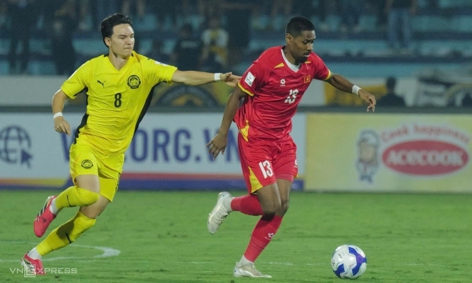 Malaysian-English midfielder Stuart Wilkin (number 8) chases after Vietnamese-French defender Cao Pendant Quang Vinh during the match at Thien Truong Stadium on March 31, 2026. Photo by VnExpress/Ngoc Thanh