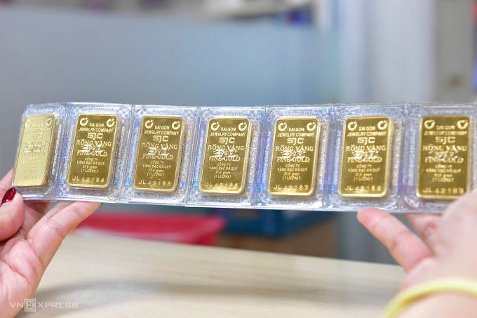 Gold bars seen at a shop in HCMC. Photo by VnExpress/Thanh Tung