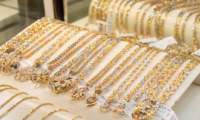 Gold prices dip