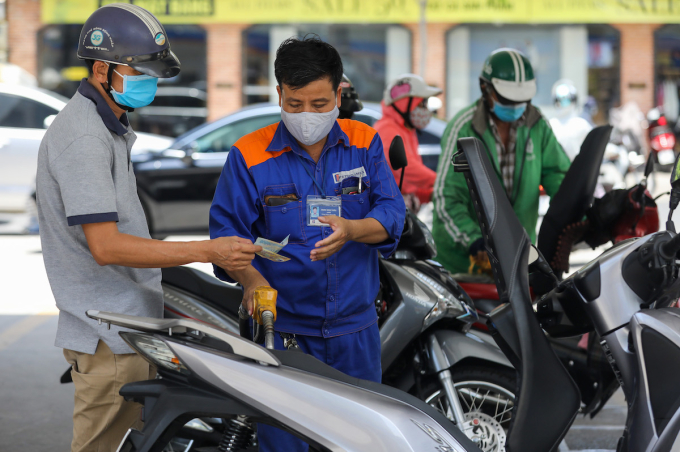 An employee refills a motorbike at a fuel station in HCMC in 2020. Photo by VnExpress/Quynh Tran