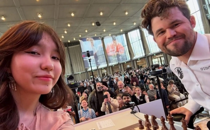 Alua Nurman takes a selfie with Magnus Carlsen before their match at the Grenke Chess Festival on April 4, 2026. Photo by Instagram/@alua_nurman