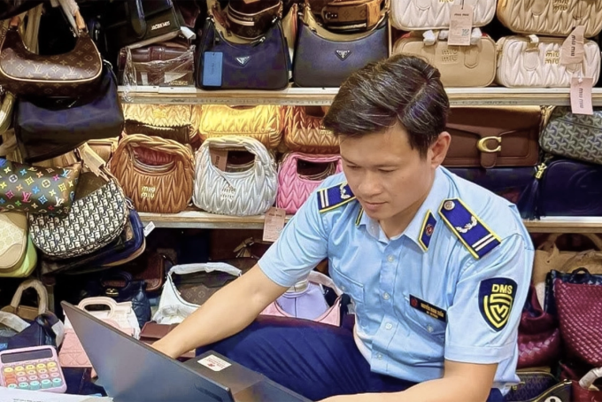 A market authority officer examines bags at a store in Da Nang City. Photo courtesy of Da Nang Market Surveillance Team No. 2