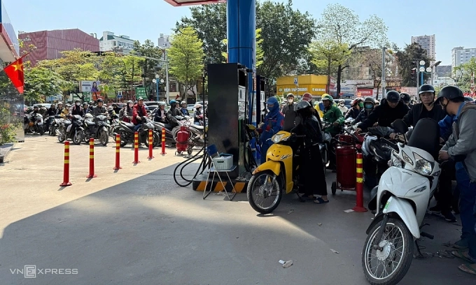 Motorists queue to refuel at a gas station on Hoang Quoc Viet Street in Hanoi, March 10, 2025. Photo by VnExpress/Giang Huy