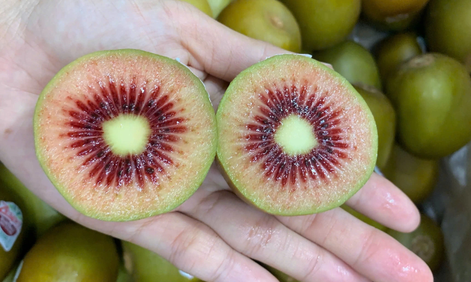 Red kiwifruit for sale in HCMC. Photo by Thanh Loc