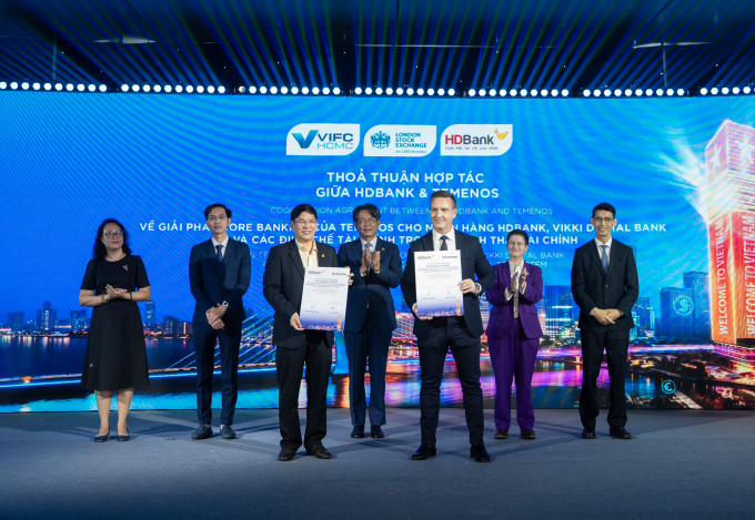 Nguyen Huu Dang (L, 3rd), General Director of HDBank, and William Dale (R, 3rd), General Director in charge of the Asia Pacific region, exchanged the cooperation agreement between HDBank and Temenos on core banking solutions for HDBank and its member units. Photo courtesy of HDBank