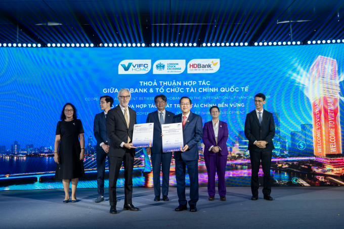 Pham Quoc Thanh (R, 3rd), Vice Chairman of HDBank, and Thomas James Jacobs (L, 3rd), Country Director of IFC Vietnam, exchanged the Cooperation Agreement between HDBank and the International Finance Corporation (IFC) on sustainable financial development. Photo courtesy of HDBank