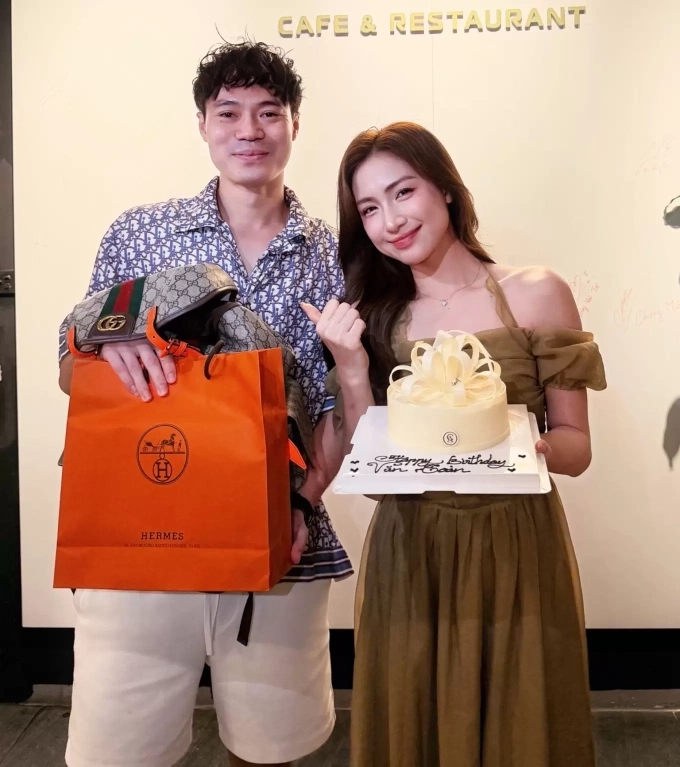 Vietnamese singer Hoa Minzy (R) celebrates forward Nguyen Van Toan’s 30th birthday. Photo courtesy of Hoa