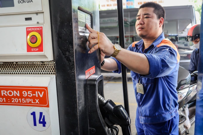 A worker operates a fuel dispenser at a station in HCMC. Photo by VnExpress/Thanh Nguyen