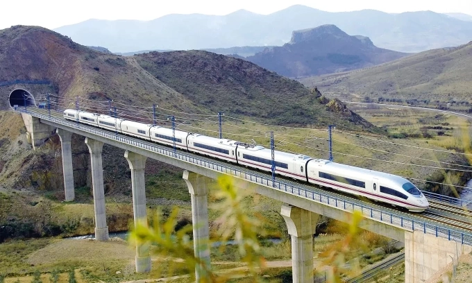 A Siemens Velaro high-speed train on the Madrid–Barcelona line in Spain. Photo courtesy of Siemens