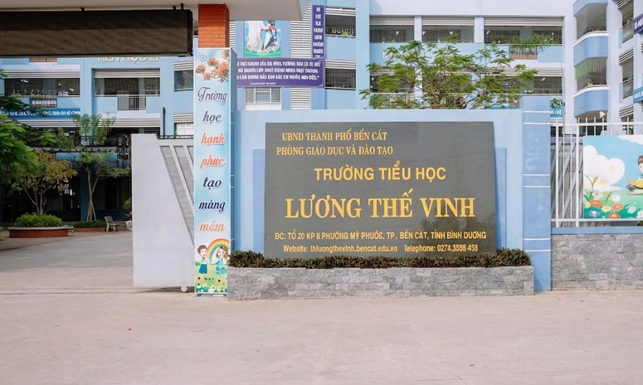 Politics Teacher orders 5 primary school students to jab own hands with syringes for talking in class