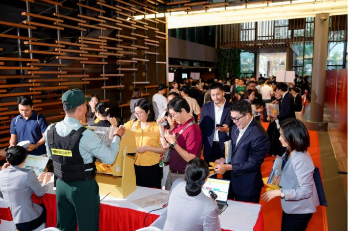 Buyers participate in a draw at the first-phase launch event. Photo by VnExpress/Quynh Tran