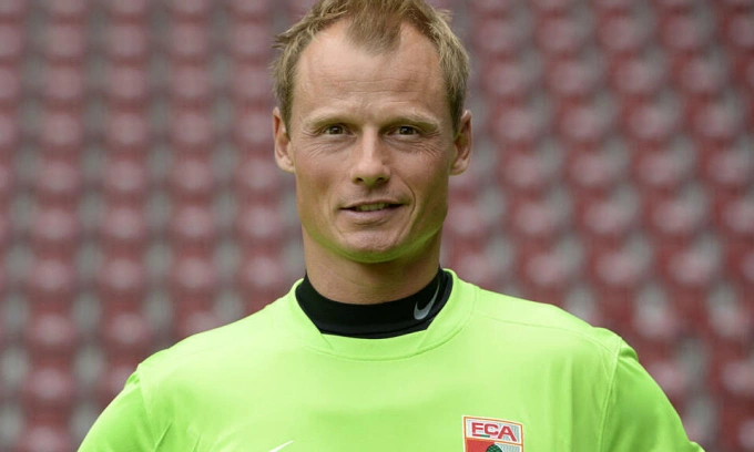 Arsenal ex-goalkeeper Manninger dies after car struck by train