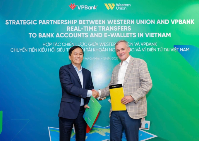 Representatives from VPBank (L) and Western Union (R) at the signing ceremony. Photo courtesy of VPBank