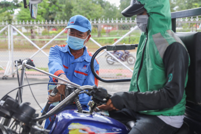 An employee refills a vehicle at a fuel station in HCMC. Photo by VnExpress/Quynh Tran