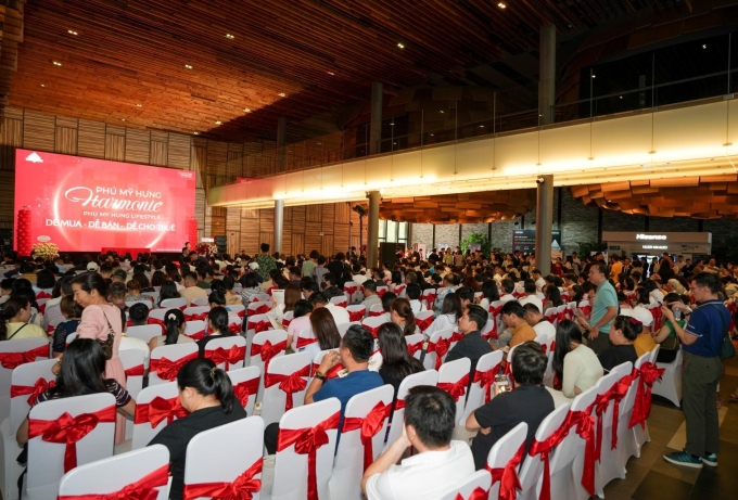 The event drew nearly 900 attendees for the priority selection draw. Photo courtesy of Phu My Hung
