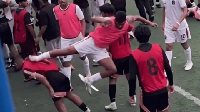 Tendangan kungfu pasca pertandingan yang keras menggemparkan sepakbola Indonesia