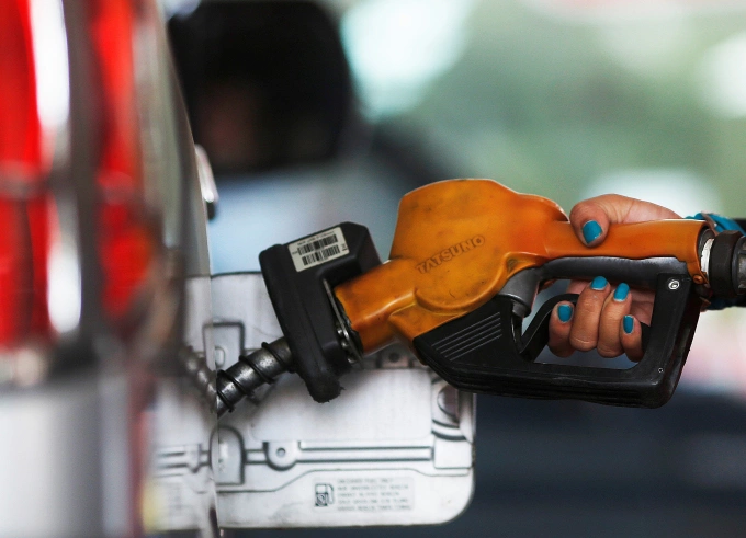A worker at state-owned Pertamina, Indonesias main retailer of subsidised fuel, fills a vehicle at a petrol station in Jakarta, Nov. 17, 2014. Photo by Reuters
