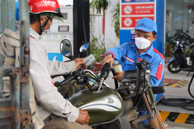An employee refills a vehicle at a fuel station in HCMC. Photo by VnExpress/Quynh Tran