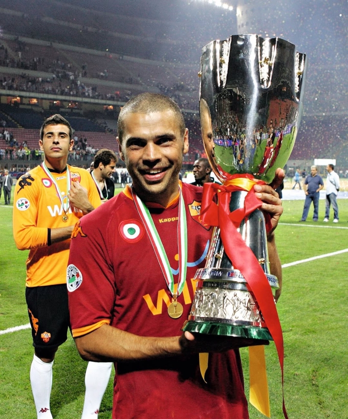 Max Tonetto with his Coppa Italia title won with AS Roma. Photo by Instagram/@officialasroma