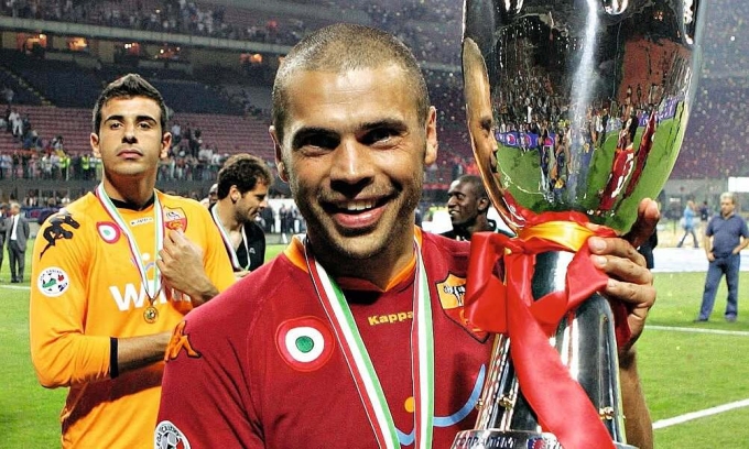 Former Italian football player works as Uber driver to gain experience for new business