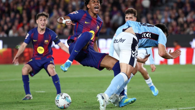 Barcelona forward Lamine Yamal (C) during a collision in the match against Celta Vigo on April 23, 2026. Photo by AFP