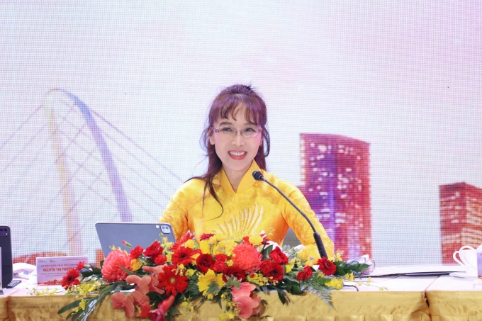 Professor Nguyen Thi Phuong Thao leading the shareholder Q&A session on April 24. Photo by VnExpress/Quynh Tran