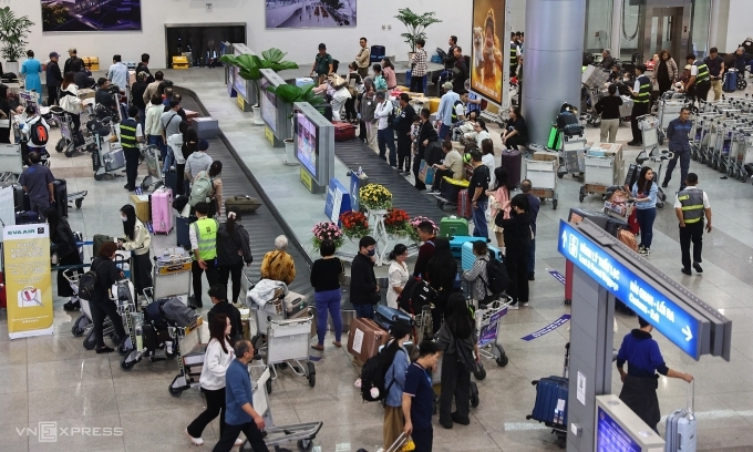 Tan Son Nhat International Airport in Ho Chi Minh City is crowded ahead of the Lunar New Year holiday in January 2025. Photo by VnExpress/Quynh Tran