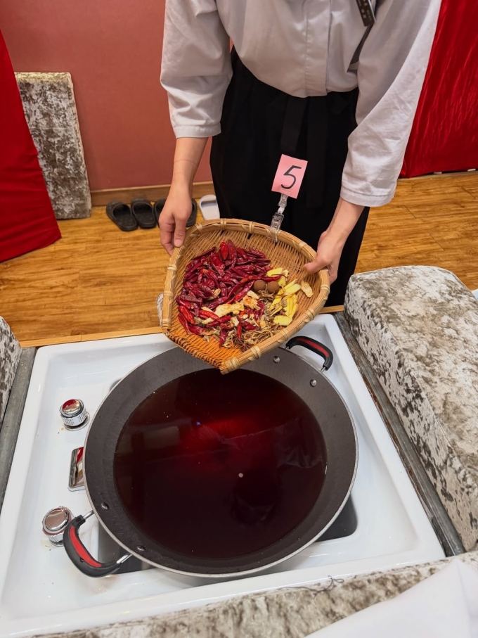 A spa staff member prepares a mala broth foot spa treatment for Chinese model Moka Fang, wife of Hong Kong superstar Aaron Kwok. Photo from Fangs Instagarm
