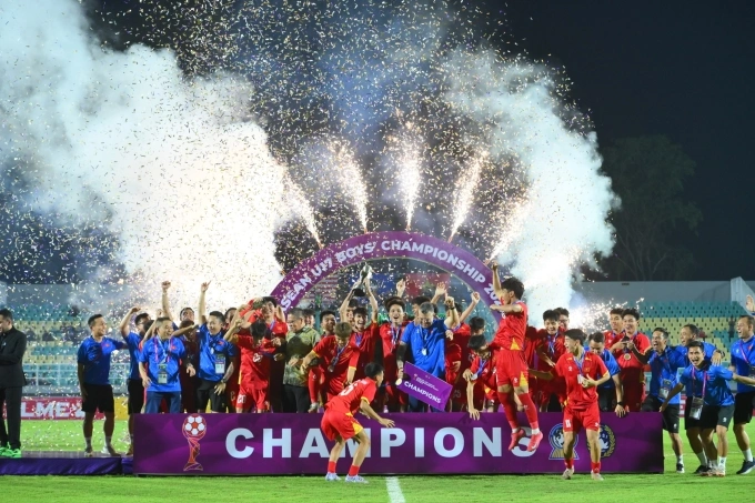 Vietnam team celebrate their victory at the 2026 ASEAN U17 Championship at Gelora Delta Stadium in Indonesia, April 24, 2026. Photo by VnExpress/Doan Huynh