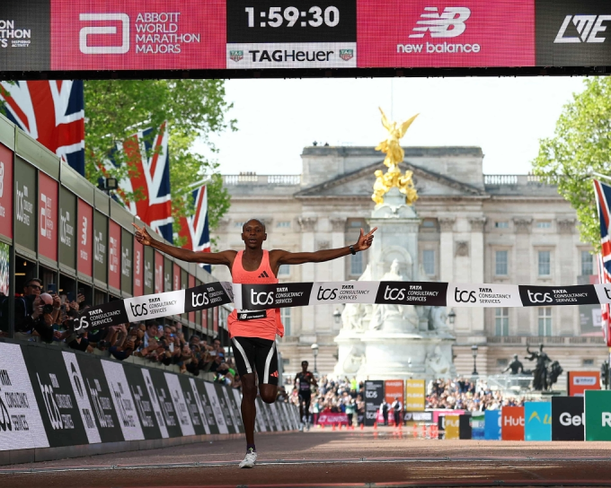 Athletics - London Marathon - London, Britain - April 26, 2026 Kenyas Sabastian Sawe crosses the finish line to win the mens elite race. Photo by Reuters