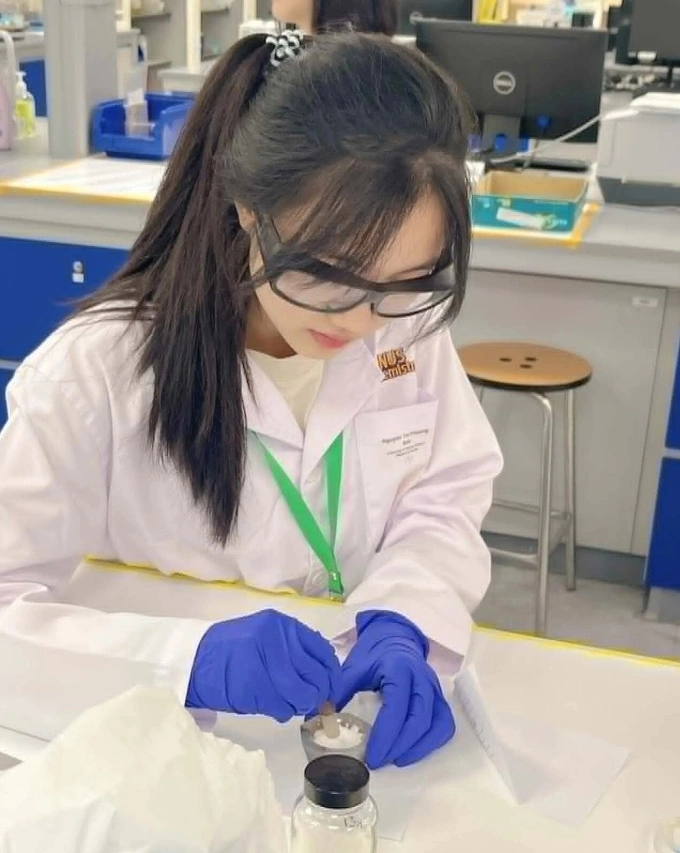 Phuong Anh conducting an experiment at her university lab. Photo courtesy of Phuong Anh