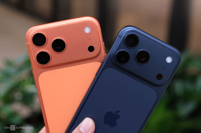 iPhone 17 Pro Max (orange) and iPhone 17 Pro. Photo by VnExpress/Tuan Hung