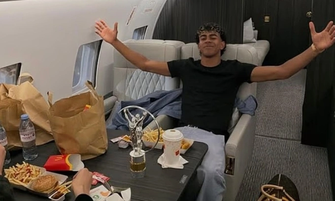 Lamine Yamal poses with fast food on a private jet on April 22, 2026. Photo by Instagram/@lamineyamal