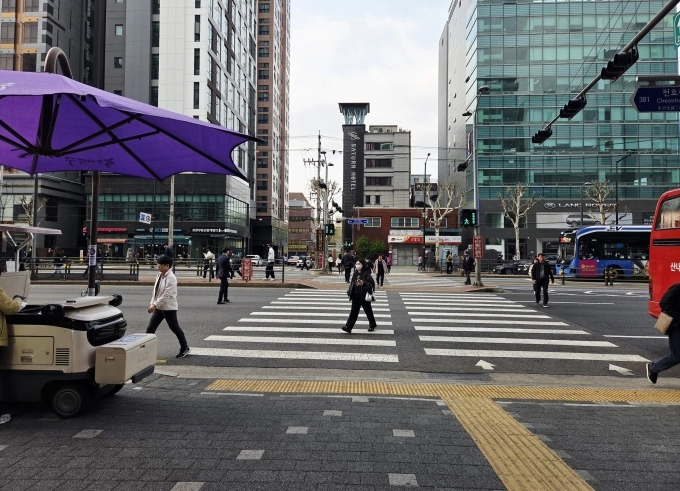 People walk on the streets of Seoul, South Korea, April 2025. Photo by VnExpress/Minh Nga