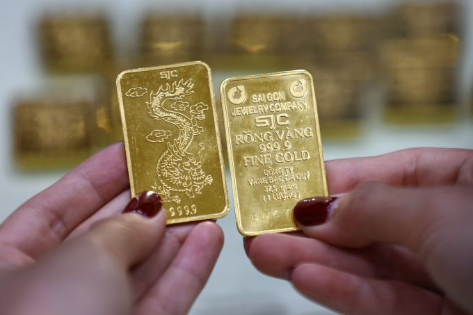 Gold bars at a store in Ho Chi Minh City. Photo by VnExpress/Quynh Tran