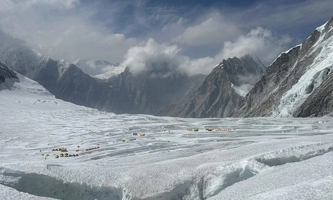 A view of mountaineers during their ascent to Mount Everests summit on May 4, 2024. Photo by AFP
