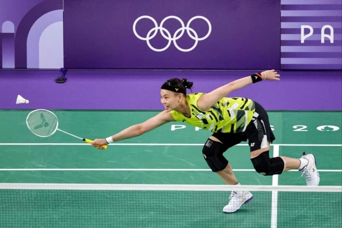 Tai Tzu-ying plays against Belgium’s Lianne Tan at the 2024 Paris Olympics. Photo by AFP
