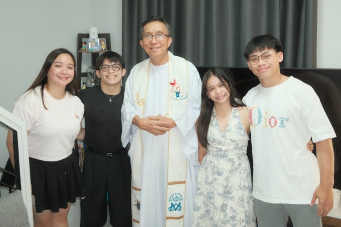 Carlos Yulo (in black) and his siblings Karl Andrew (L), Jorielgel (R) and Elaiza (2nd from right) during a house blessing. Photo by Instagram/@c_edrielzxs