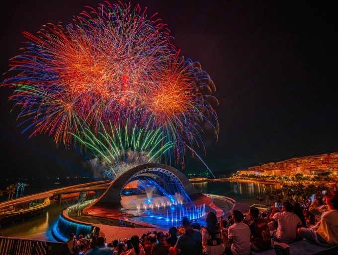Fireworks during Kiss of the Sea show. Photo courtesy Sun Group