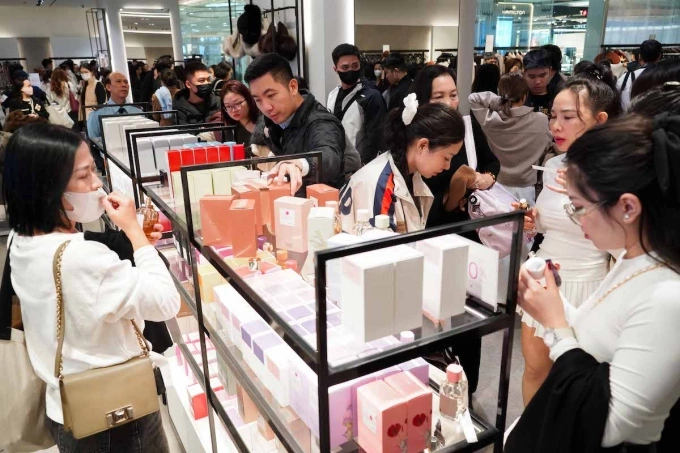 People shop in a mall in Hanoi, November 2025. Photo by VnExpress/Hoang Giang