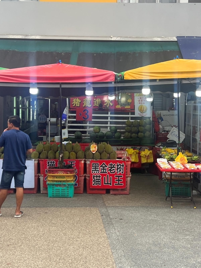 The durian stall accused of forcing the sale of an opened fruit in Aljunied residential area, Singapore. Photo from Facebook/Brad Lee