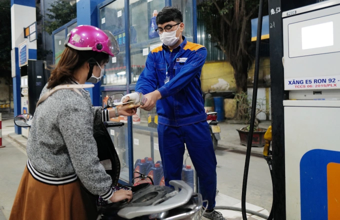A customer pays for fuel at a gas station in Hanoi, March 2022. Photo by VnExpress/Ngoc Thanh