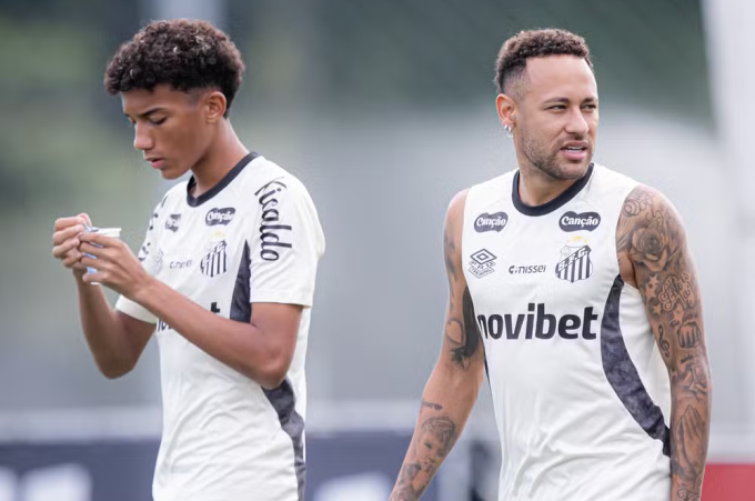 Neymar (R) and Robinho Jr. during a training session. Photo by Santos FC