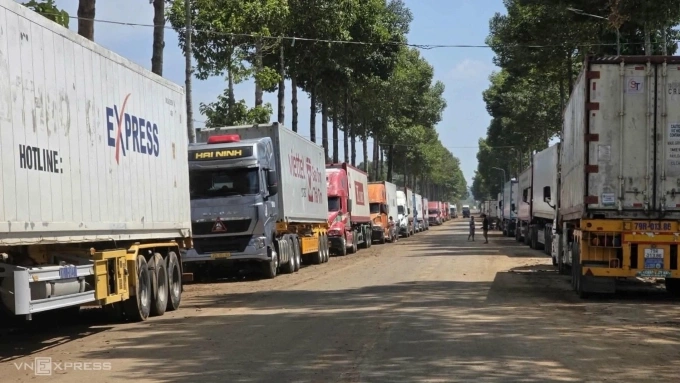 Durian containers pile up on a road in Dong Nai Province for sample tests, May 7, 2026. Photo by VnExpress/Phuoc Tuan