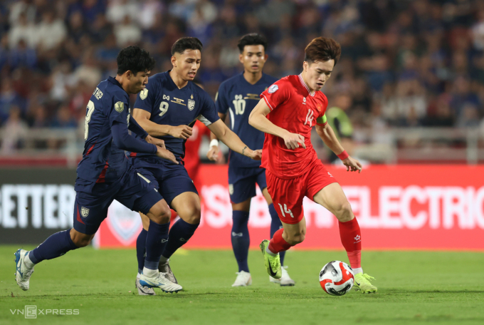 Vietnam midfielder Nguyen Hoang Duc (in red) during the 3-2 victory over Thailand in the second leg of the 2024 ASEAN final at the Rajamangala Stadium in Bangkok, Thailand on Jan. 5, 2025. Photo by VnExpress/Duc Dong
