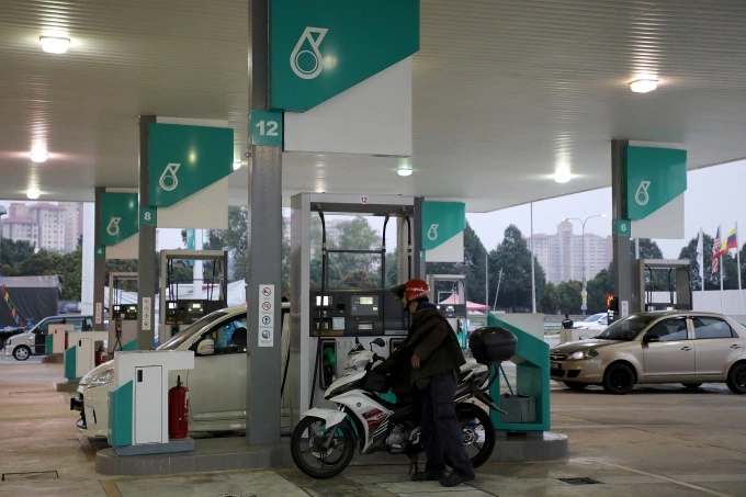 A man refuels his motorcycle at a Petronas petrol station in Kuala Lumpur, Malaysia, July 31, 2019. Photo by Reuters