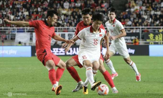 Forward Nguyen Dinh Bac (number 15) shields defenders Lee Ki-je (number 2) and Kim Min-jae during Vietnams 0-6 friendly loss to South Korea at the Suwon World Cup Stadium on Oct. 17, 2023. Photo by VnExpress/Nghia Hung