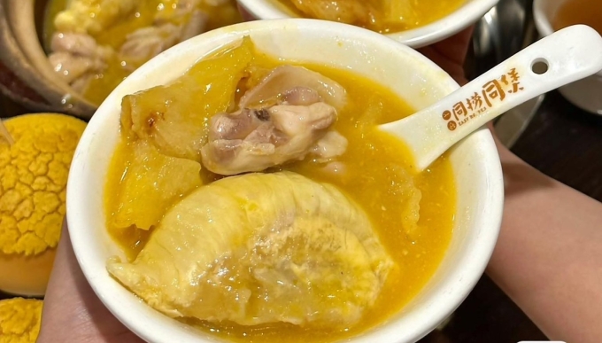 中国的榴莲鸡火锅。照片由《我们去旅行吧》提供